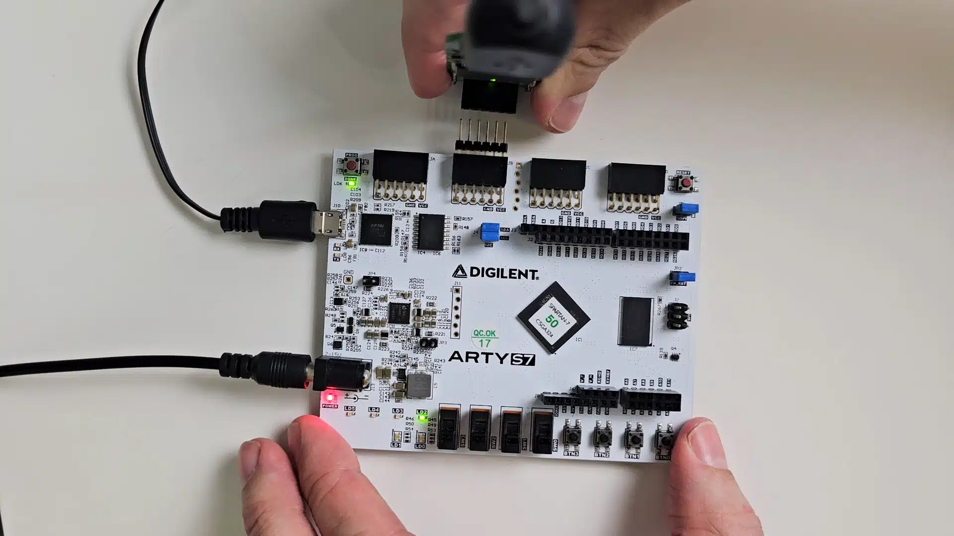 Source-synchronous data bus: VHDL design and timing constraints for high-speed FPGA interfaces